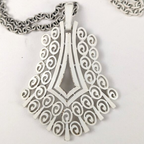 Vintage Trifari White Metal Statement Necklace - Picture 3 of 8